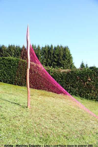 Installation de fils de laine avec l’association "Une Figue dans le Poirier"