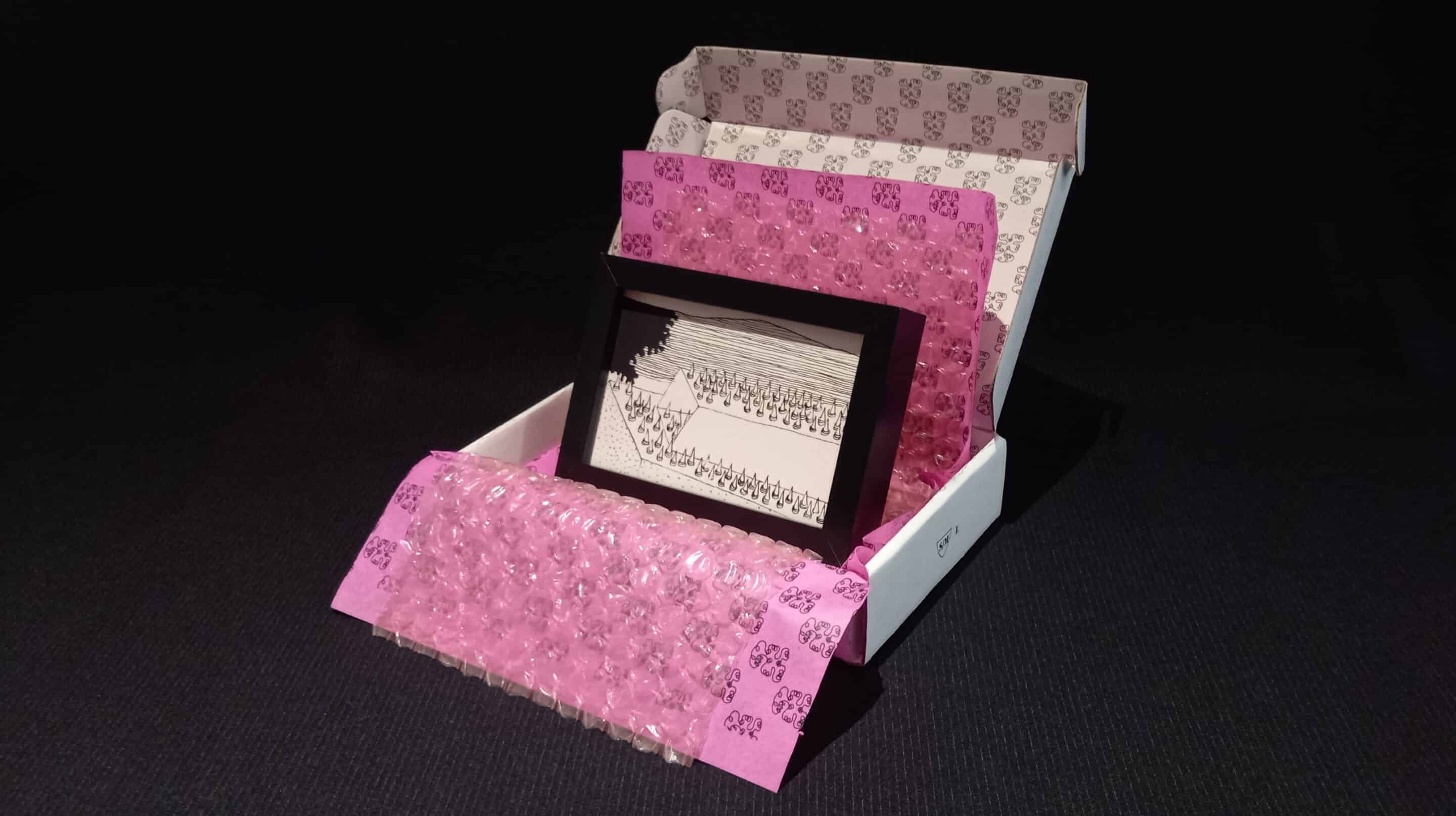 Œuvre encadrée en noir et blanc, sérigraphie unique avec parfois des rehauts de peinture fuchsia. Emballage soigné : papier bulle, papier de soie, et boîte en carton double cannelure décorée à la main en sérigraphie.