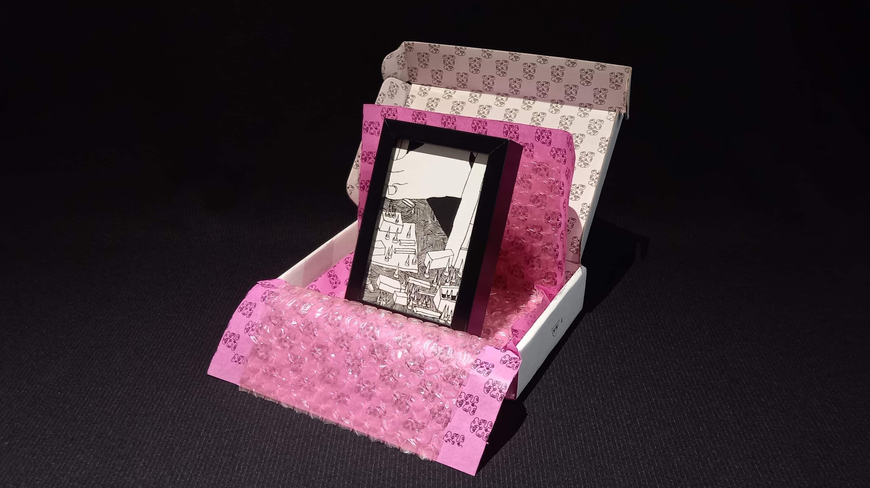 Œuvre encadrée en noir et blanc, sérigraphie unique avec parfois des rehauts de peinture fuchsia. Emballage soigné : papier bulle, papier de soie, et boîte en carton double cannelure décorée à la main en sérigraphie.