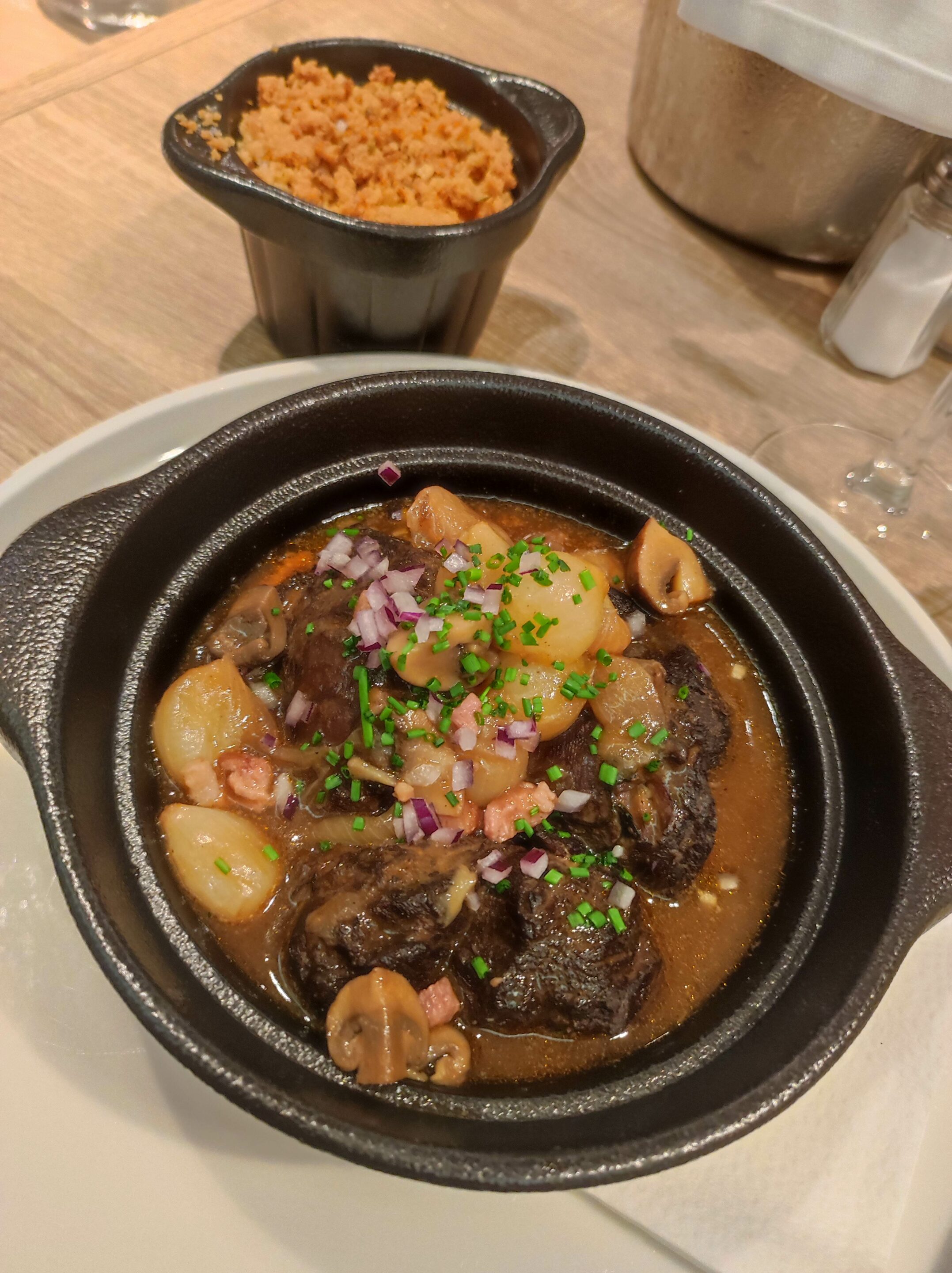 Repas Prix Moselly 2025 – Auberge du Pressoir, Lucey Repas convivial après la remise du Prix Moselly 2025 à l’Auberge du Pressoir à Lucey, avec Matthieu Exposito, les membres du jury et l’écrivain, zoom sur le plat “Joue de porc à la Bourguignonne, crumble de légumes”.