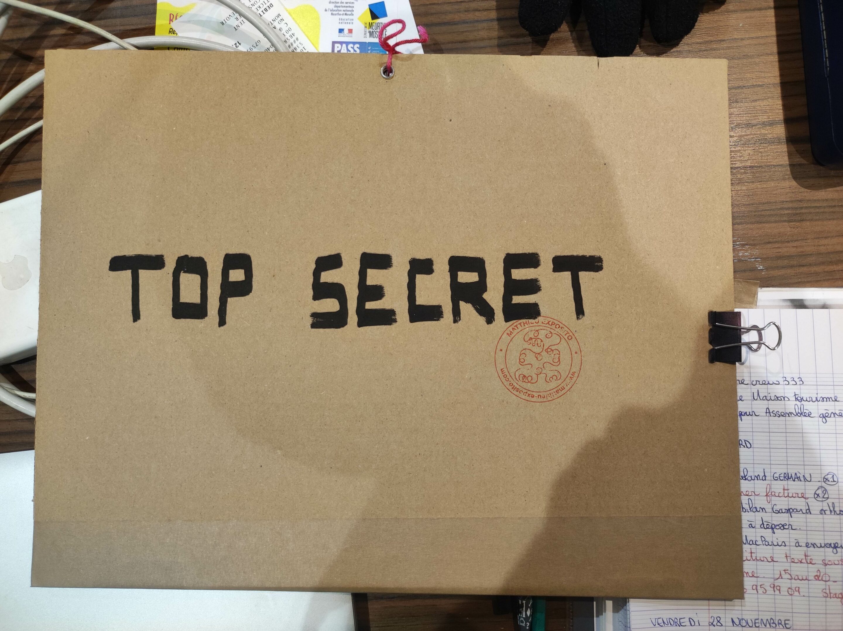 Enveloppe “Top Secret” contenant l’illustration du diplôme du Prix Moselly 2025 par Matthieu Exposito.