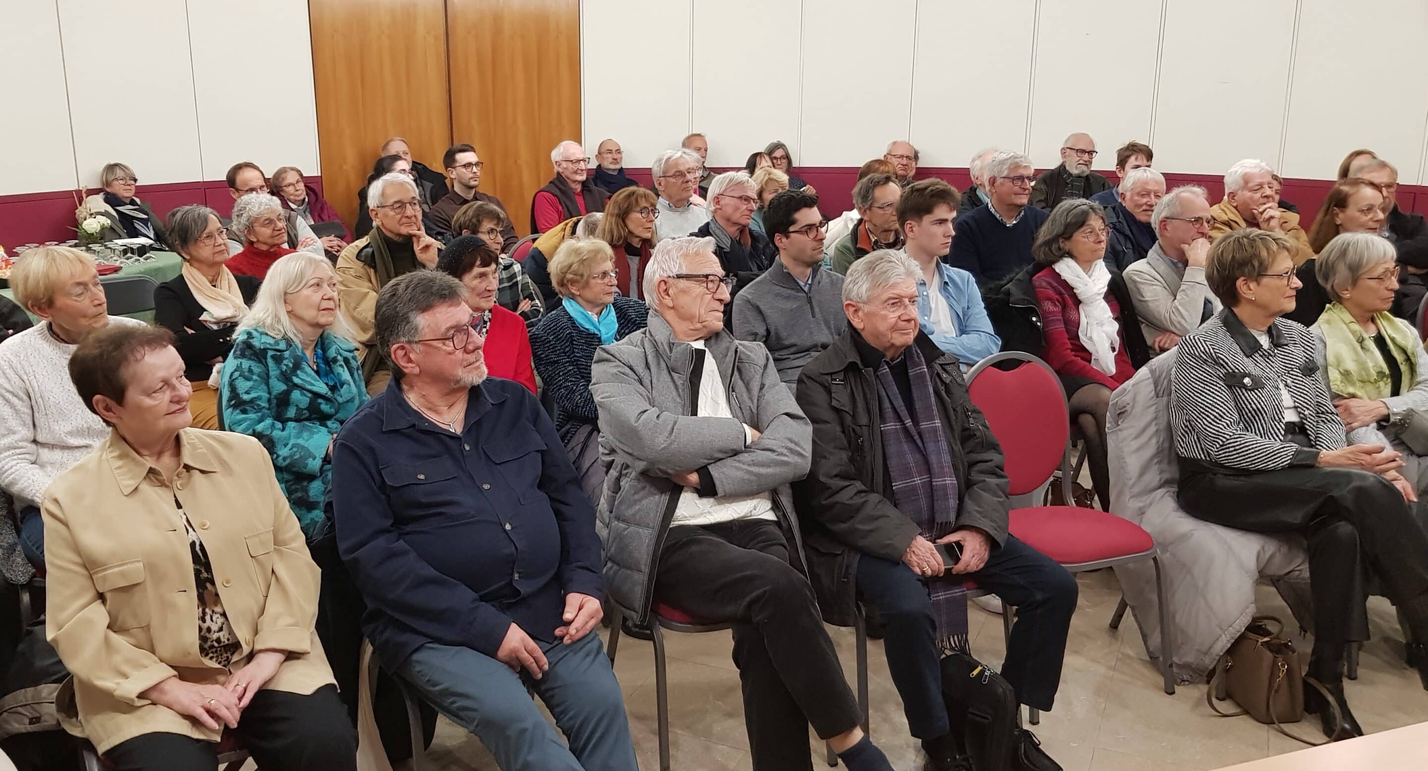 Public présent à l’Hôtel de Ville de Toul pour écouter la lecture de la nouvelle “Le Plan Mirabelles” de Jean-Baptiste Leheup lors du Prix Moselly 2025.