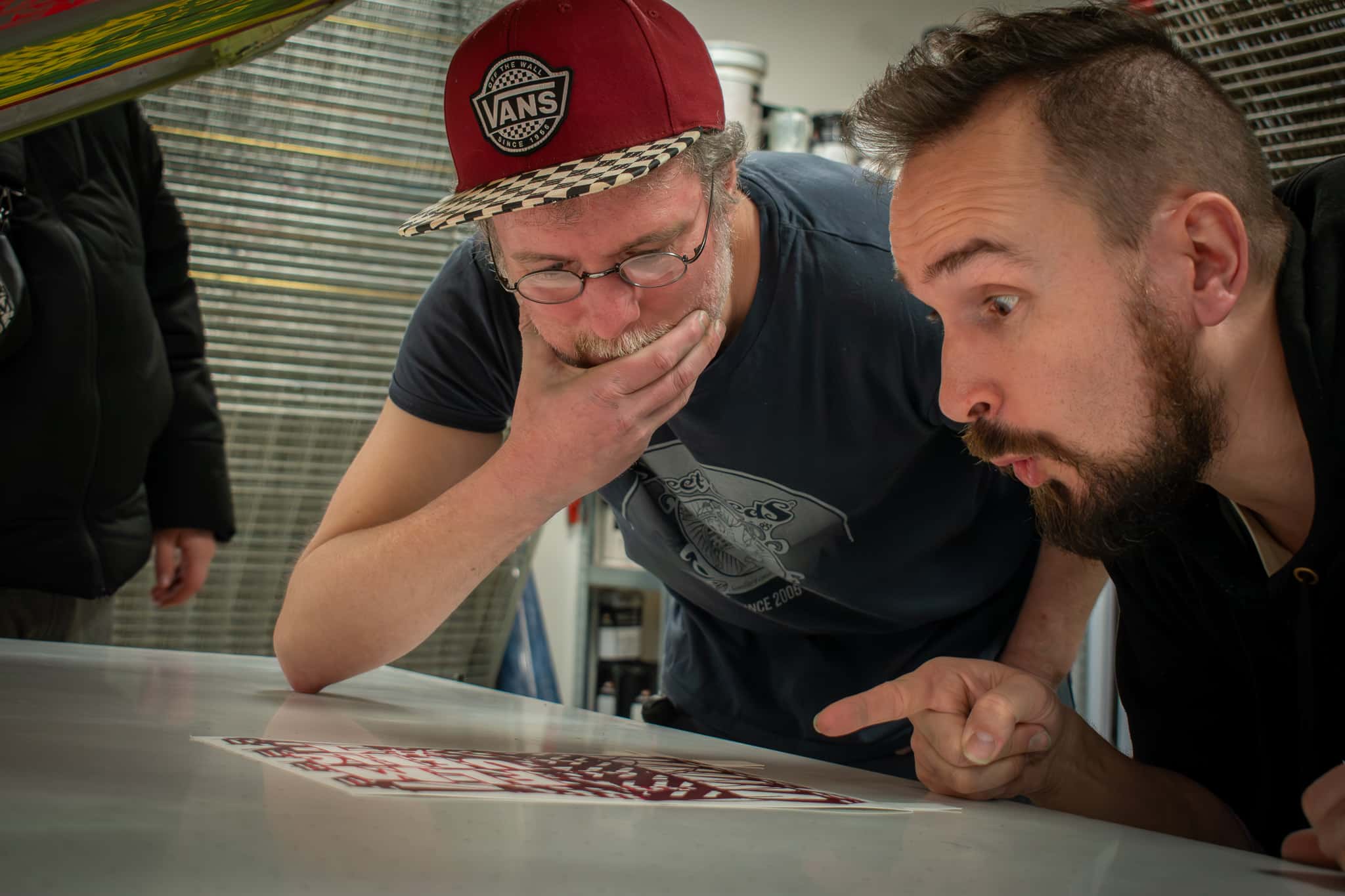 Matthieu Exposito présentant la couverture du fanzine FLM UEHC #01 avec un membre de l’atelier Les Mains Sales à Angoulême