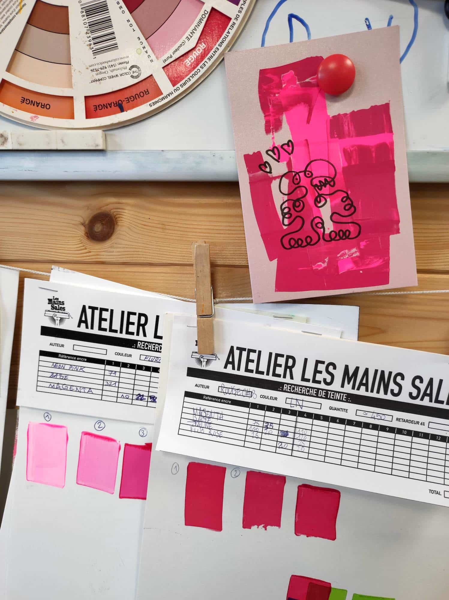 Matières et encres sur écran de sérigraphie en atelier