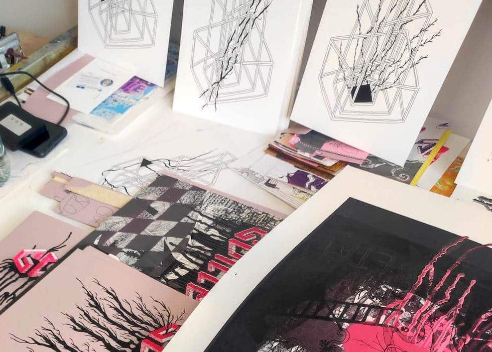 Fragments de sérigraphies superposées avec détails typographiques et matières organiques
