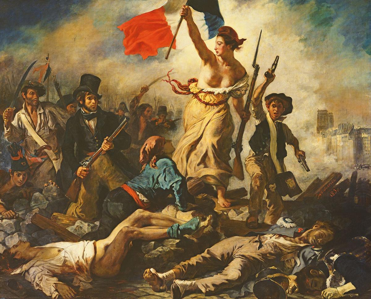 Visiteur tenant la sérigraphie Guillotine de Matthieu Exposito pendant un échange autour de l'œuvre.